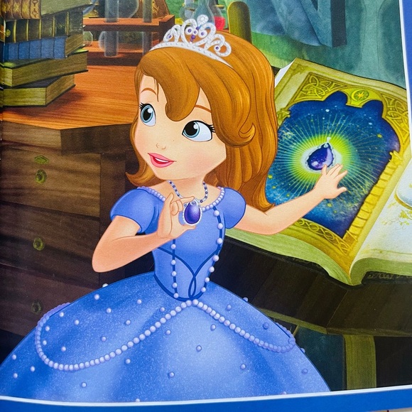 Disney Junior Sofia The First "Sofia's Amulet" Story Reader Children’s Book - Picture 4 of 4